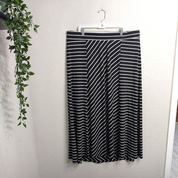 Torrid Black White Striped A-Line Maxi Skirt Elastic Waist Stretchy Flowy 3X - Picture 1 of 8